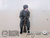 Немецкий солдат в каске с винтовкой, в кузов военного автомобиля (1шт) 257420 [BR]