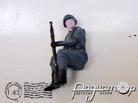 Немецкий солдат в каске с винтовкой, в кузов военного автомобиля (1шт) 257420 [BR]