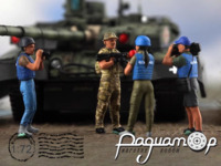 Украинский военный с группой корреспондентов (4 фигурки) 913552