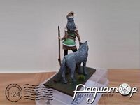 Фігурка «Жінка – мисливець з вовком» 440127 [ZI]